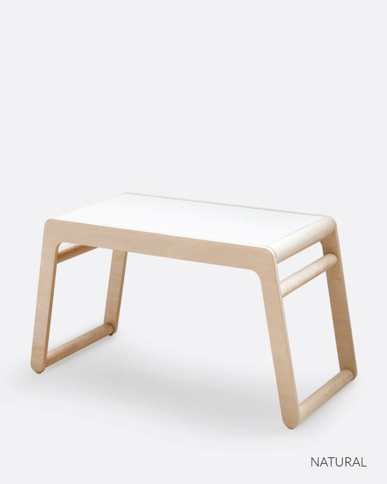 Wooden table with white top for toddlers en pre-schoolers
