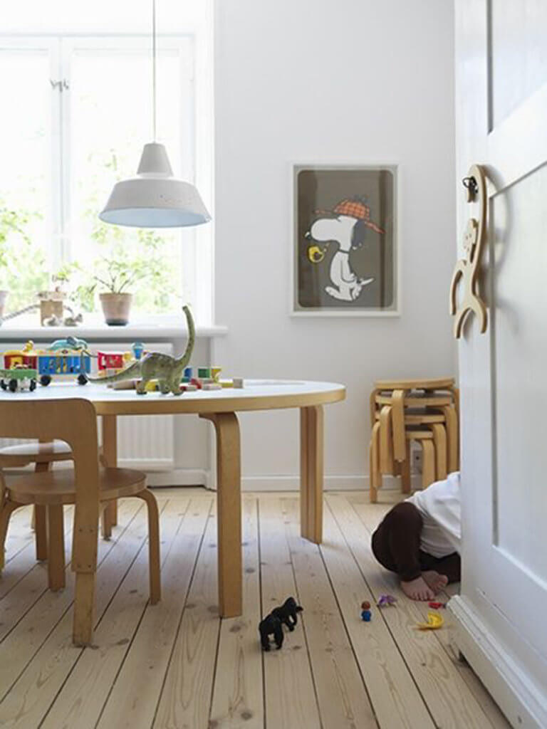 https://www.rafa-kids.com/wp-content/uploads/2019/11/Best-Modern-Tables-and-chairs-for-toddlers--768x1024.jpg